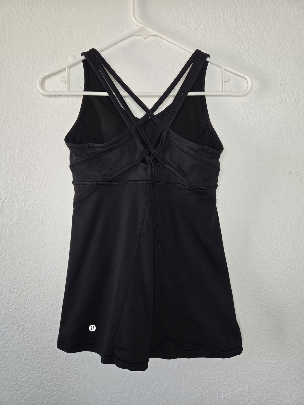 Lululemon Athletica Criss Cross Straapy Tank With Shelf Bra Black sz 6